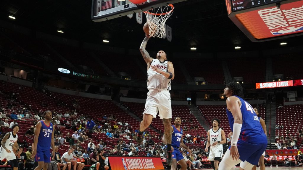 Heat ngược dòng Pistons 101-87 sau hiệp bốn 35 điểm